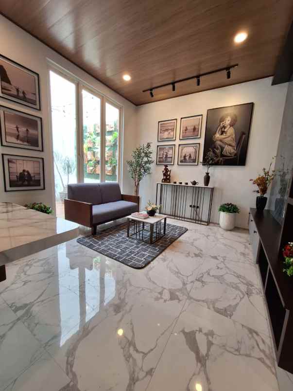 dijual rumah jalan pakuwon indah