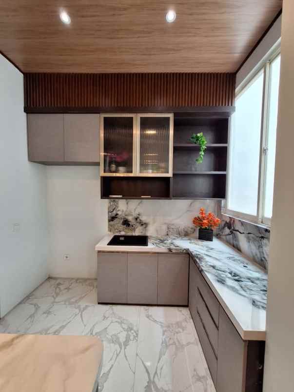 dijual rumah jalan pakuwon indah