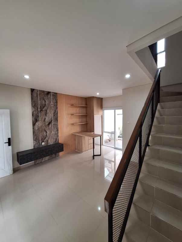 dijual rumah jalan raya mustika sari