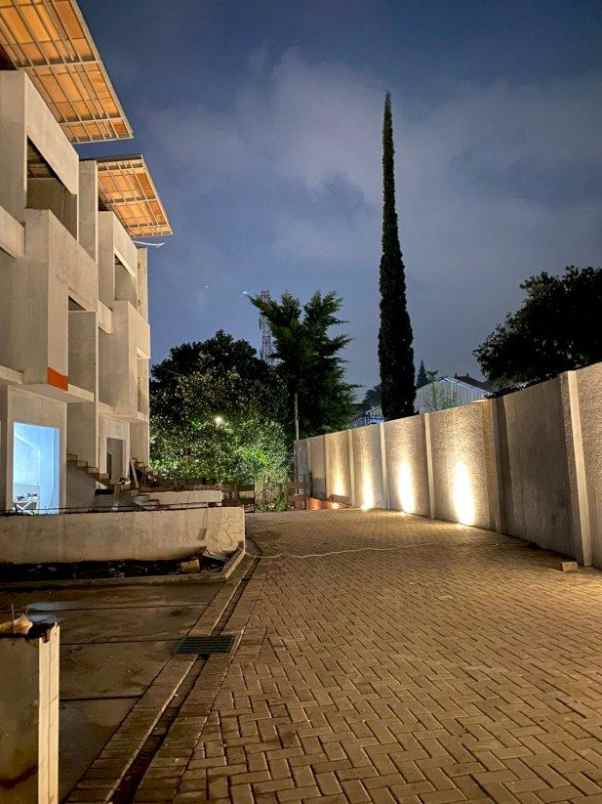 dijual rumah jl cigadung sayap dago