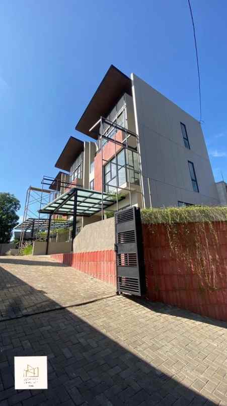 dijual rumah jl cigadung sayap dago