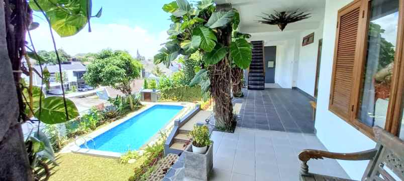 dijual rumah jl gegerkalong