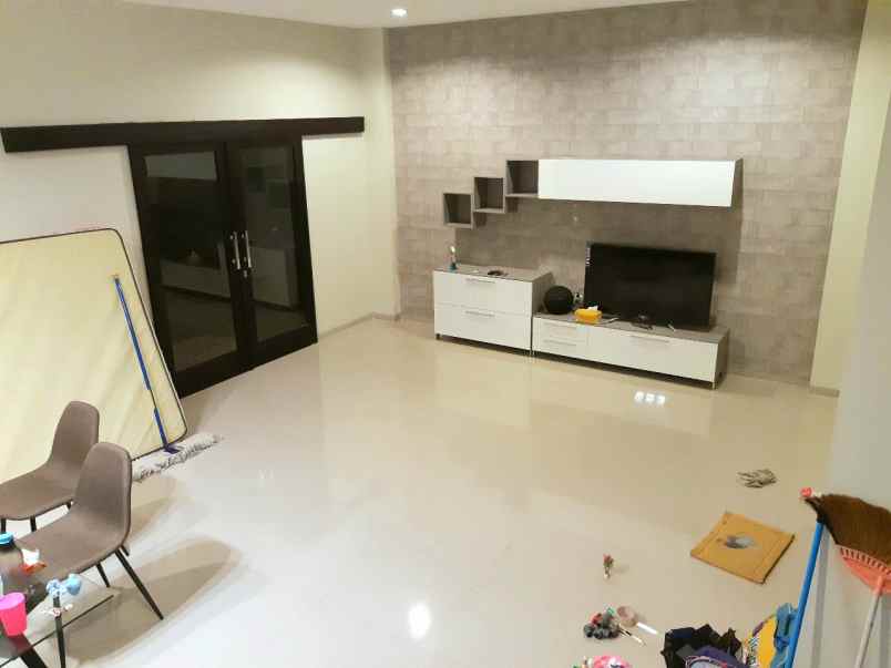 dijual rumah jl komp perum singgasana