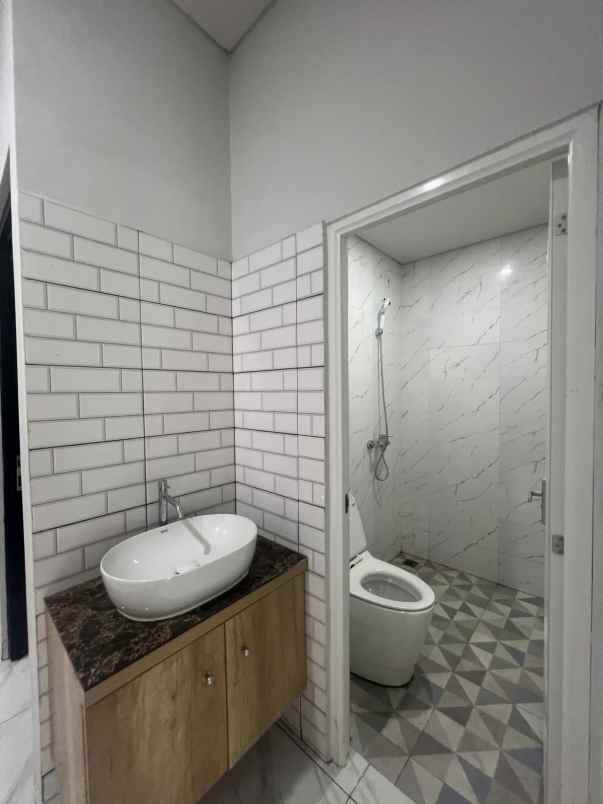 dijual rumah jl raya kodau jatikramat