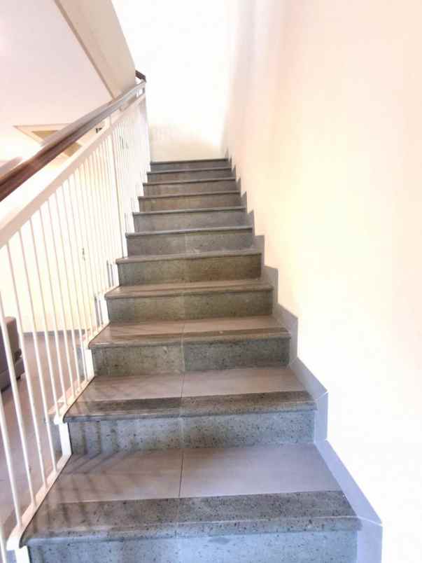 dijual rumah jln majapahit 3 cijayanti