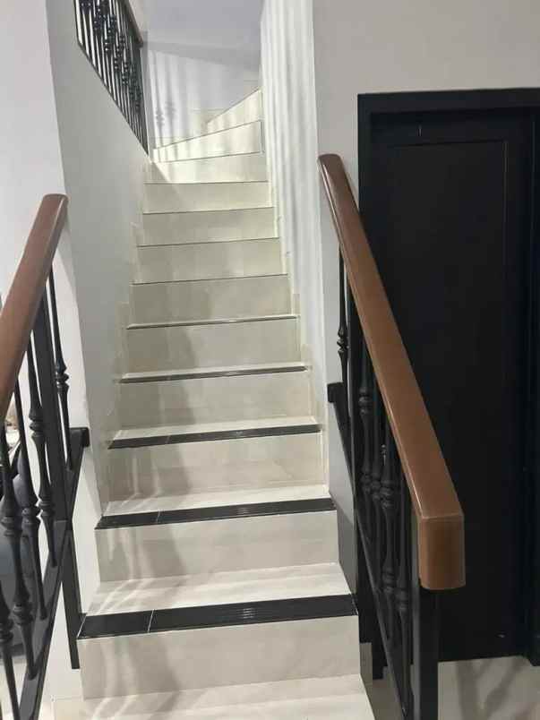 dijual rumah karangtengah