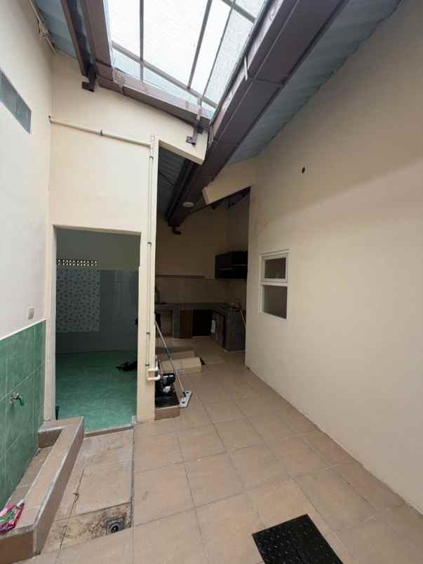 dijual rumah kedinding tengah sekolahan