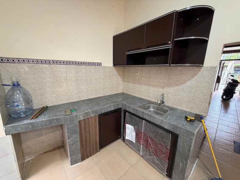 dijual rumah kedinding tengah sekolahan