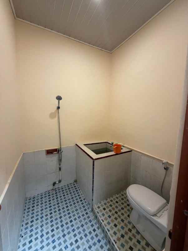 dijual rumah kedinding tengah sekolahan