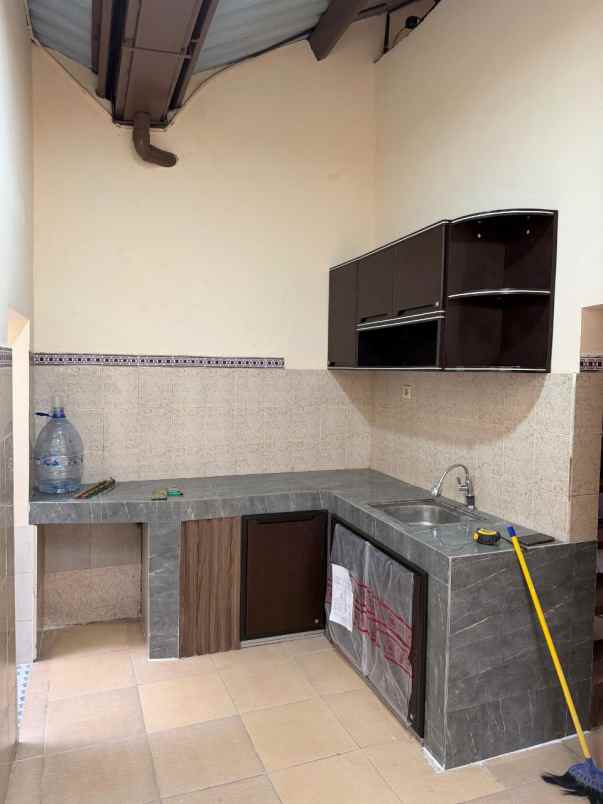 dijual rumah kedinding tengah sekolahan