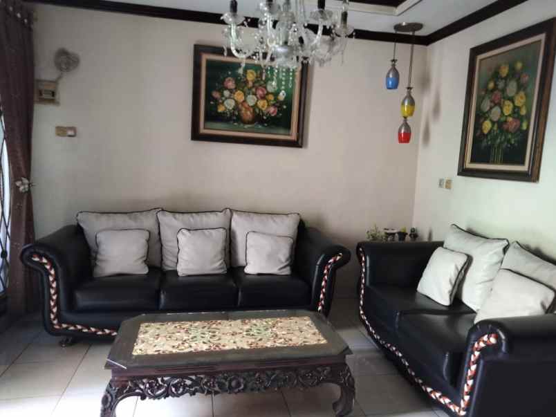 dijual rumah komplek bumi satria