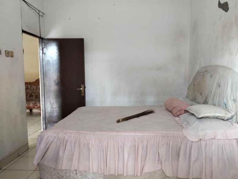 dijual rumah komplek bumi satria