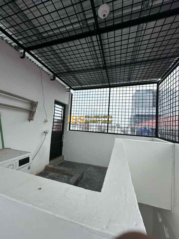 dijual rumah komplek the penthouse