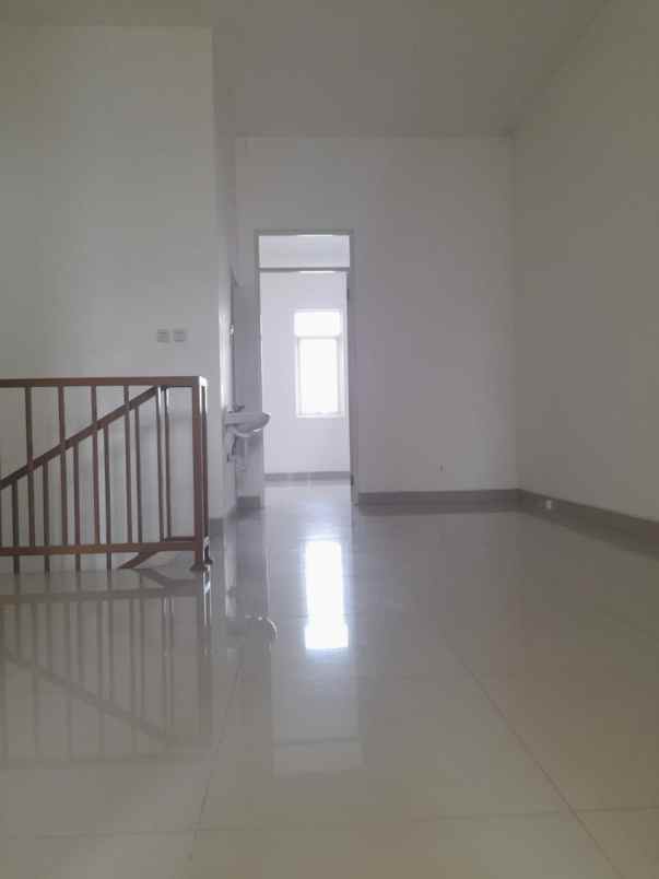 dijual rumah kutisari indah