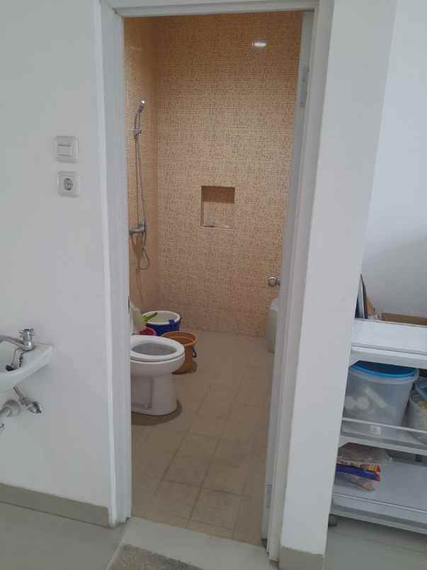 dijual rumah kutisari indah