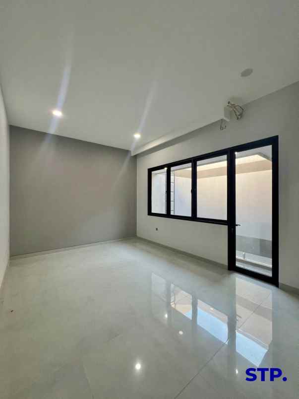 dijual rumah manyar jaya