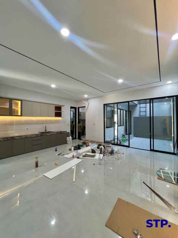 dijual rumah manyar jaya