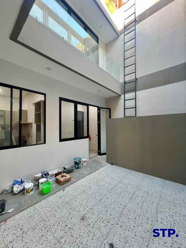 dijual rumah manyar jaya