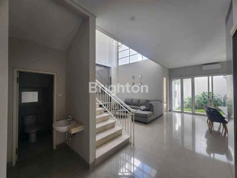 dijual rumah manyar jaya