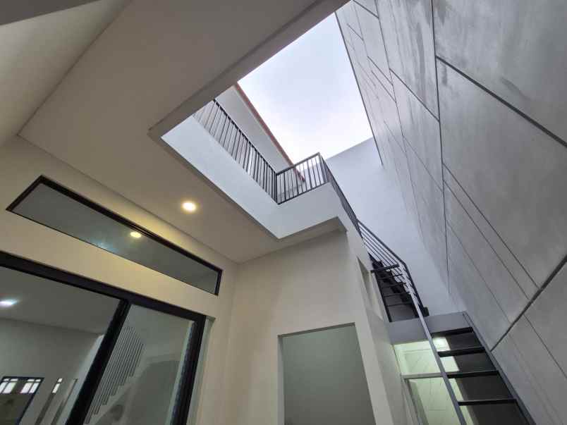 dijual rumah manyar kertoadi