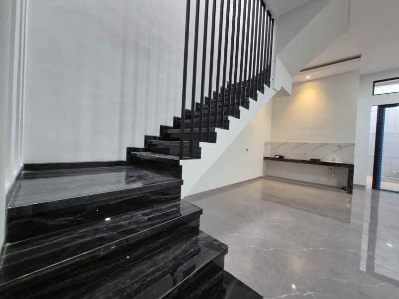 dijual rumah manyar kertoadi