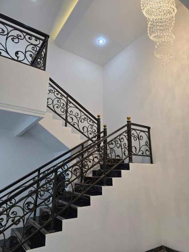 dijual rumah pakuwon city