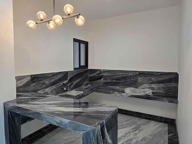 dijual rumah pakuwon city