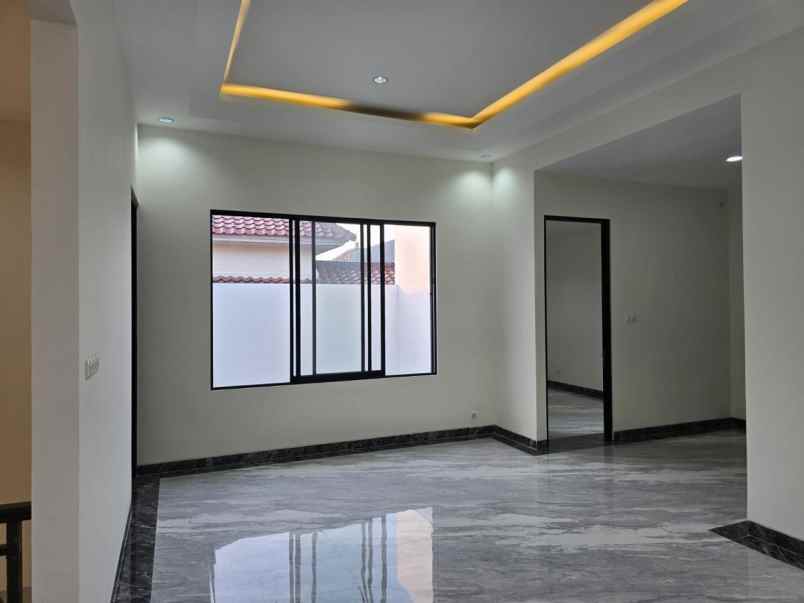 dijual rumah pakuwon city