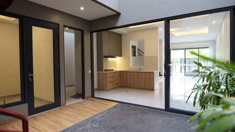 dijual rumah pakuwon city