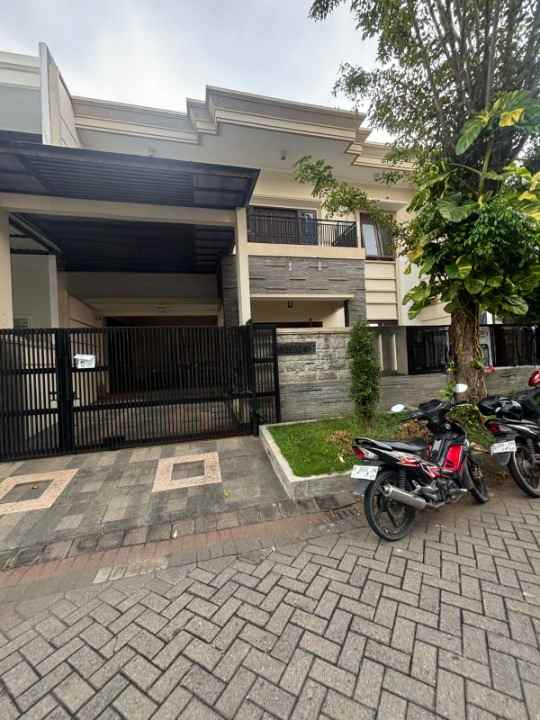 dijual rumah pakuwon city