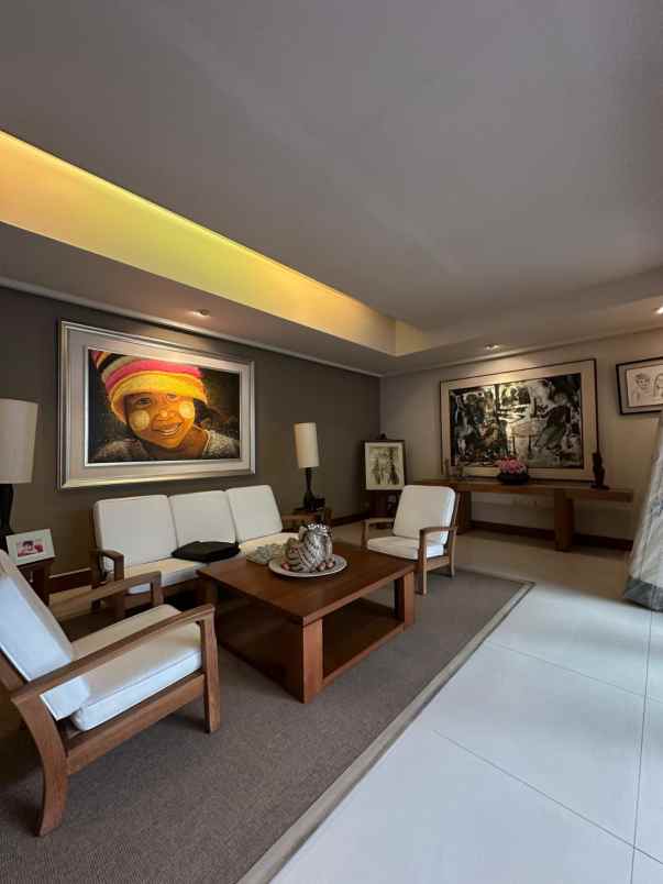 dijual rumah pakuwon indah