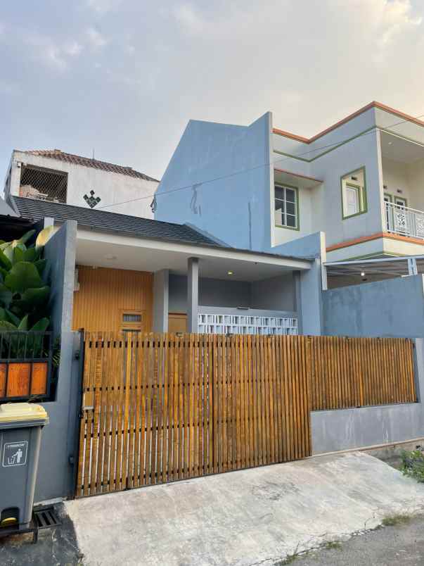 dijual rumah perumahan duta graha duta