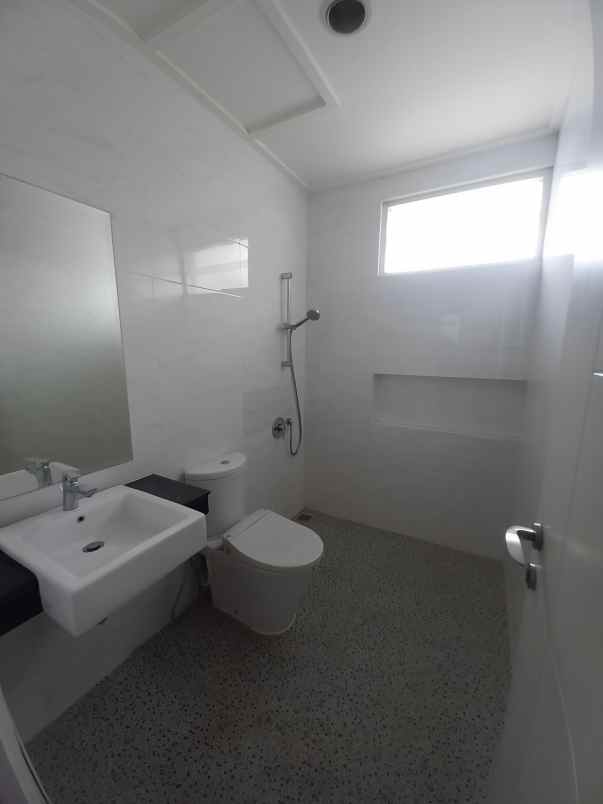 dijual rumah perumahan green lake city