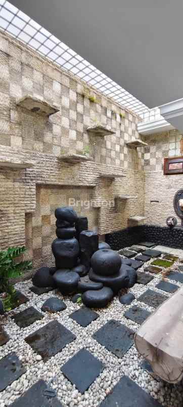 dijual rumah raya darmo