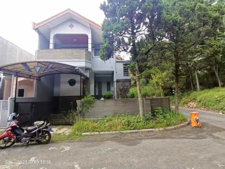 dijual rumah setraduta