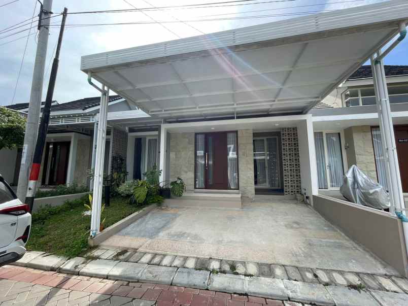 dijual rumah strategis siap huni