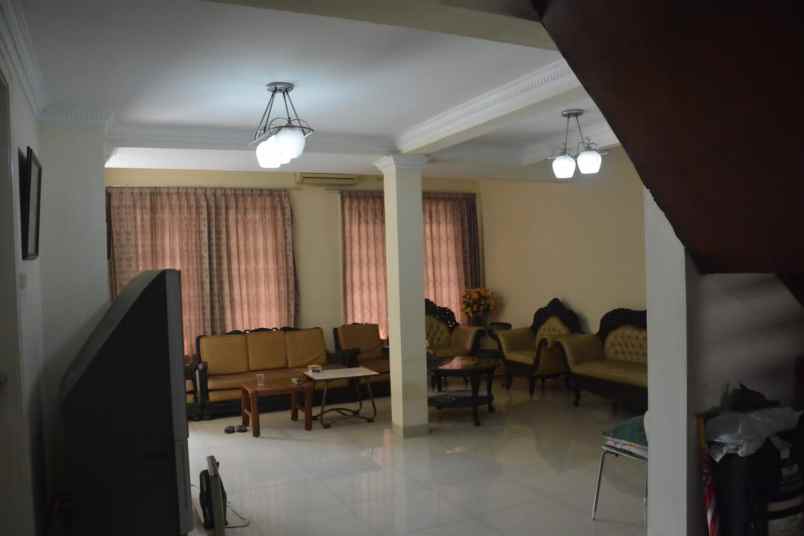 dijual rumah super strategis