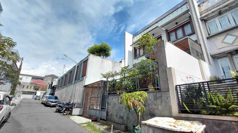 dijual rumah surya sumantri