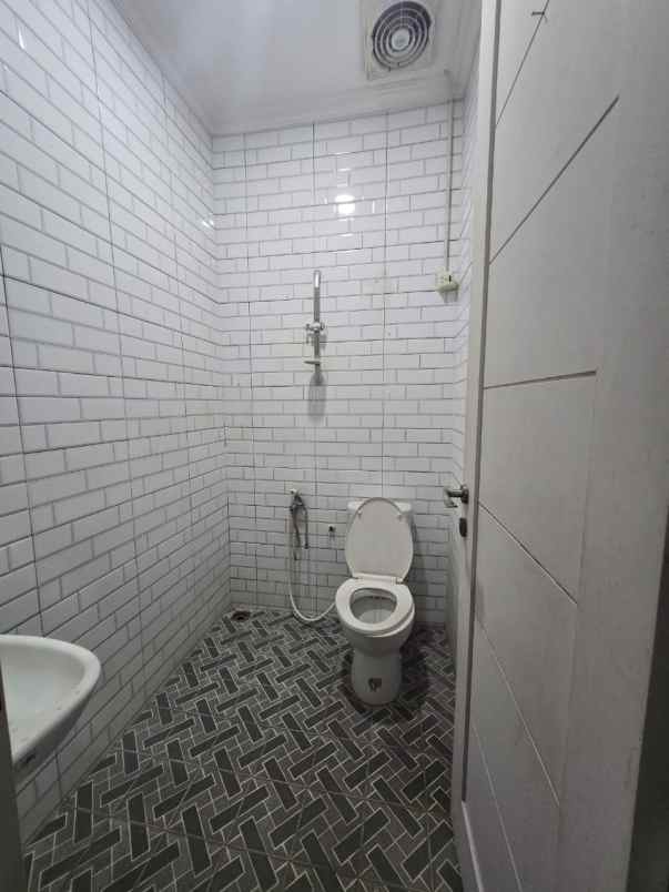 dijual rumah taman harapan baru