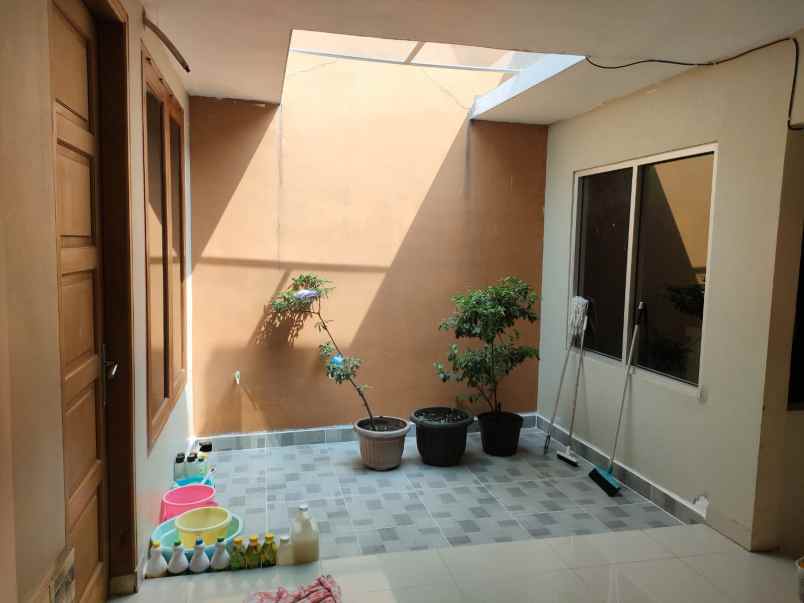 dijual rumah taman semanan indah