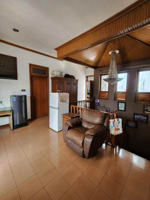 dijual rumah tanah kusir