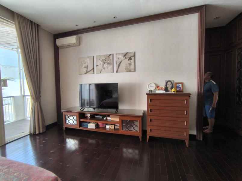 dijual rumah villa bukit regency