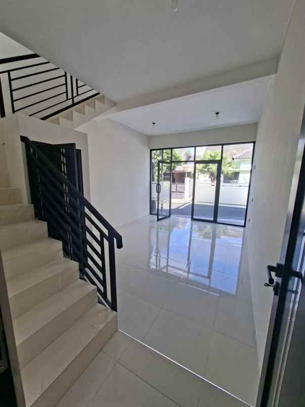 dijual rumah villa bukit tidar