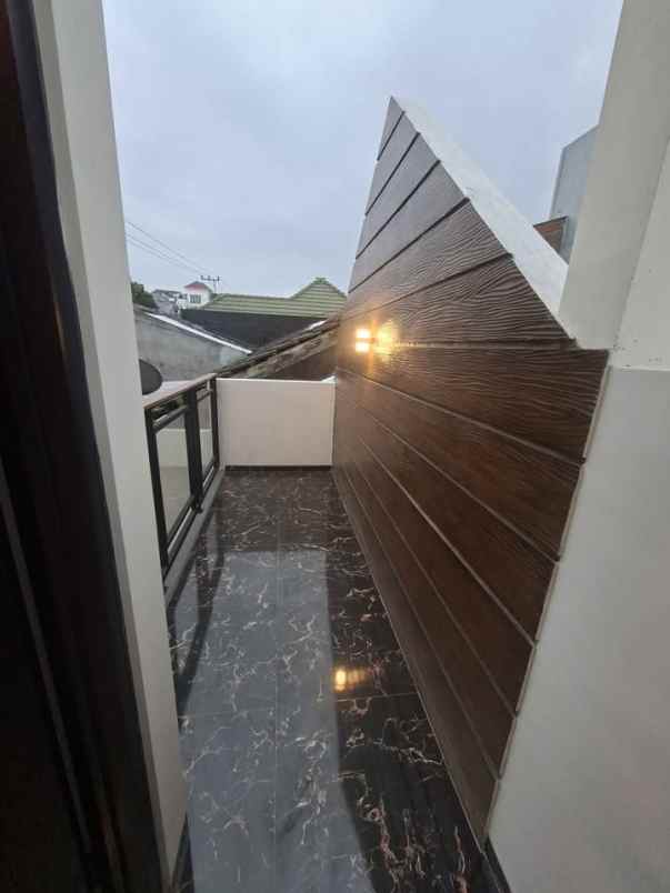 dijual rumah villa bukit tidar