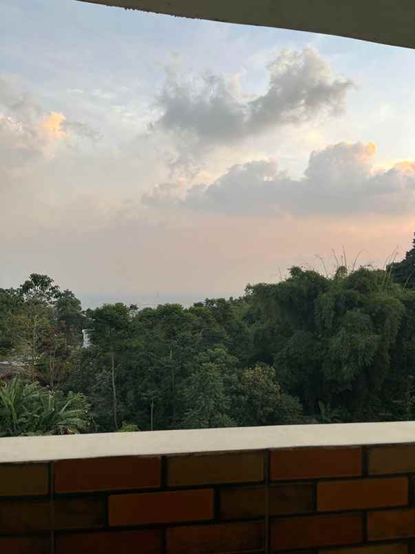 dijual villa cilengkrang
