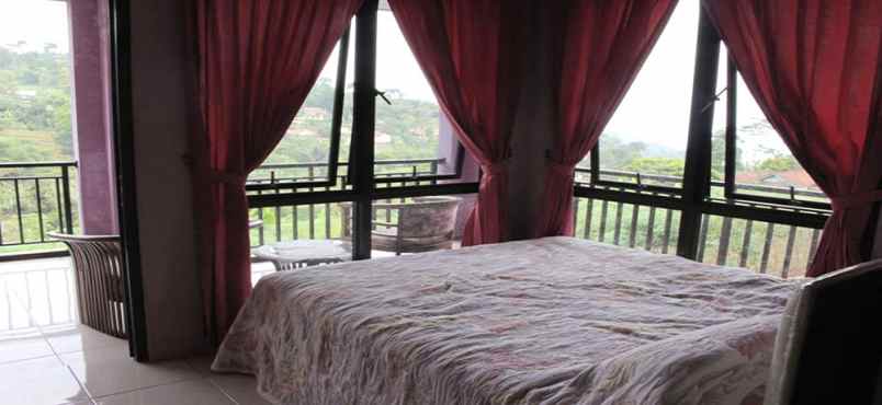 dijual villa giri mekar