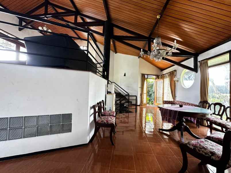 dijual villa mewah di klub bunga batu