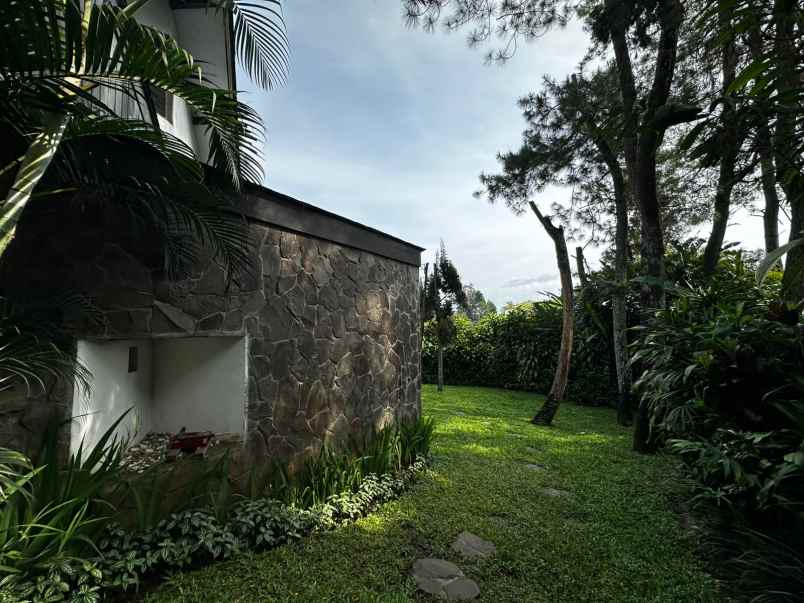 dijual villa mewah di klub bunga batu