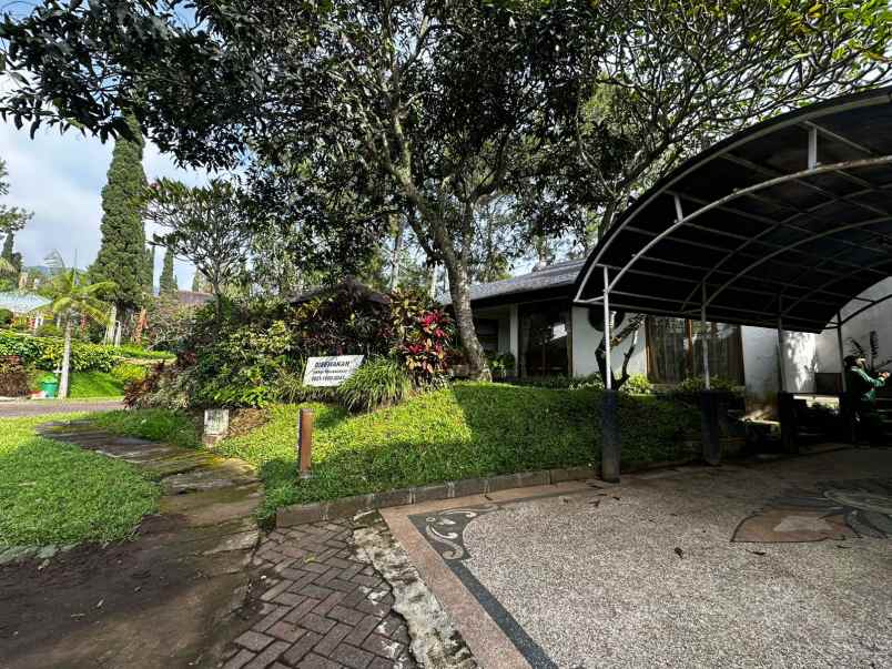 dijual villa mewah di klub bunga batu
