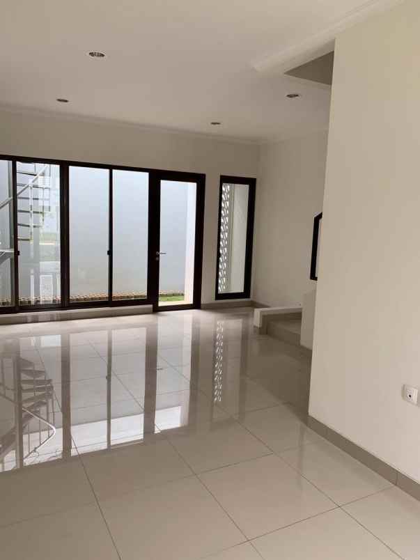 disewakan rumah bagus di summarecon bandung